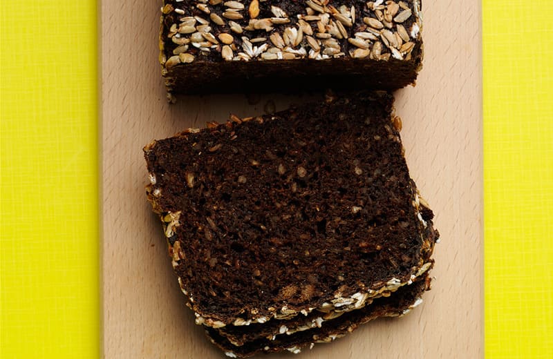 Roggenschrotbrot angeschnitten