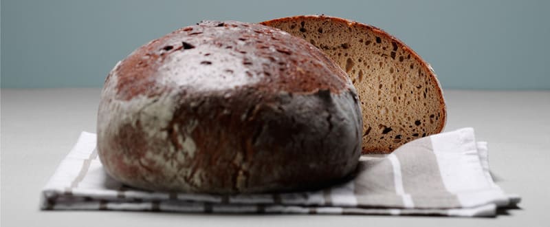 Roggenmischbrot angeschnitten