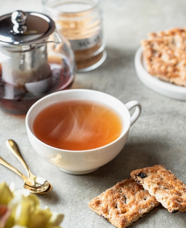 Schwarzer Tee mit Gebäck