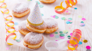 traditional,berliner,with,party,hat,for,carnival,and,party.,german