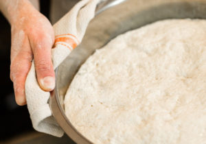 sauerteig teigschuesel mit hand (1)