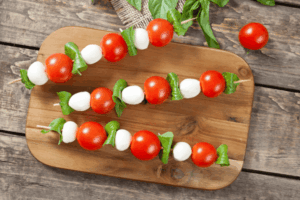 sommerliches picknick spiesse tomate mozzarella (1)